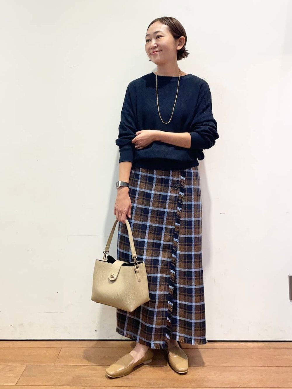 ベージュ系のローファー、ブルー系のTシャツ/カットソー、ベージュ系のショルダーバッグを着用したレディースの秋コーディネートの2枚目の写真