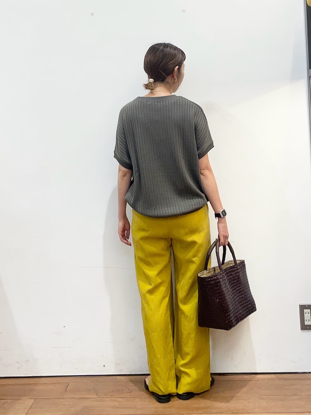 グレー系のTシャツ/カットソー、ブラック系のサンダル、イエロー系のその他パンツを着用したレディースの夏コーディネートの4枚目の写真