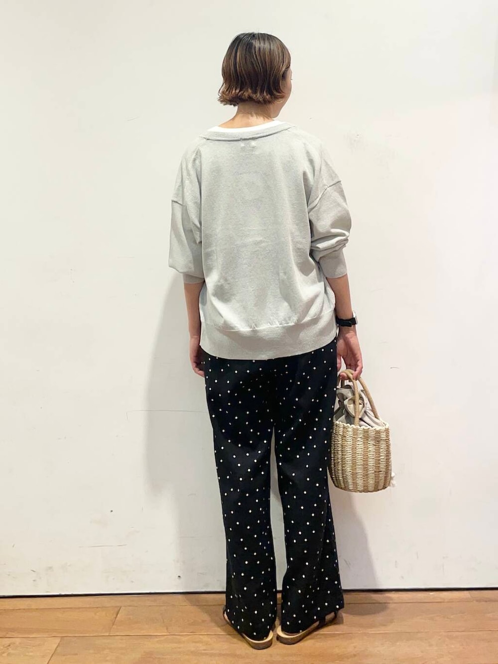 「大人カジュアル、urbanresearchdoors、ママコーデ、アーバンリサーチドアーズ、低身長コーデ、30代、ママファッション、キレイめカジュアル、夏の快適通勤コーデ」|「URBAN RESEARCH DOORSの巾着カゴバッグ(ハンドバッグ、グレー系)」を使った、urd_nanakoさん(レディース・154cm)の夏コーディネートの5枚目の写真