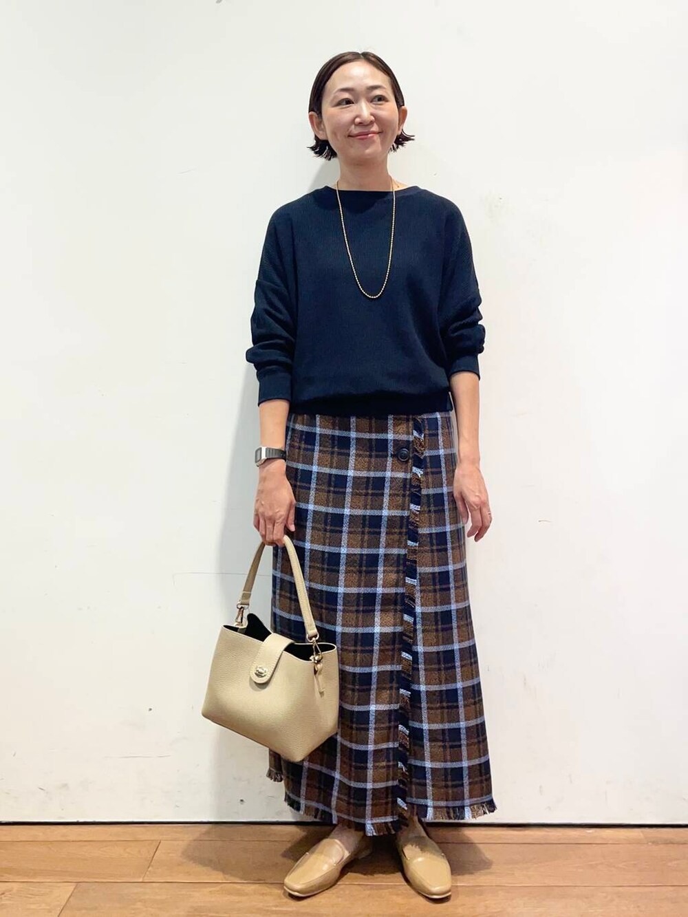 ベージュ系のローファー、ブルー系のTシャツ/カットソー、ベージュ系のショルダーバッグを着用したレディースの秋コーディネートの3枚目の写真