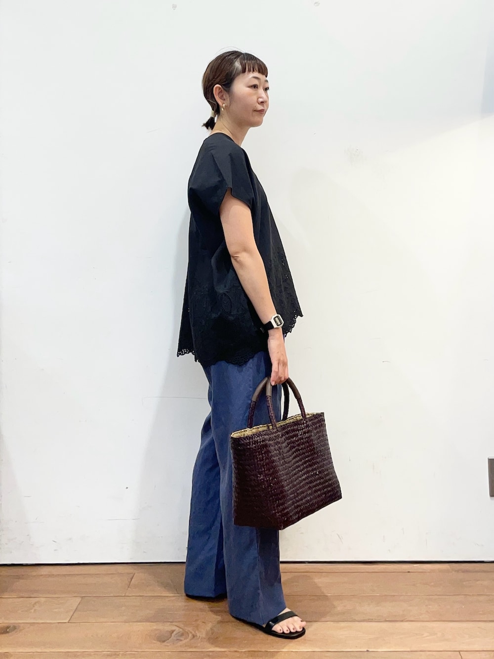 グレー系のシャツ/ブラウス、ブラウン系のトートバッグ、ブルー系のその他パンツを着用したレディースの夏コーディネートの3枚目の写真