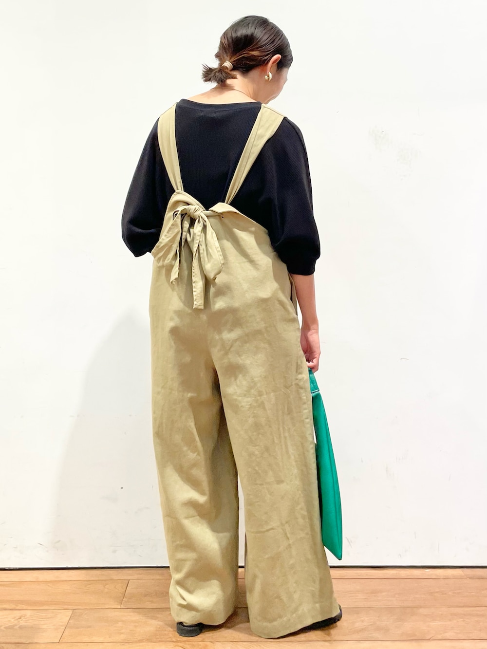 ブラック系のTシャツ/カットソー、ベージュ系のサロペット/オーバーオール、グリーン系のトートバッグを着用したレディースの夏コーディネートの2枚目の写真