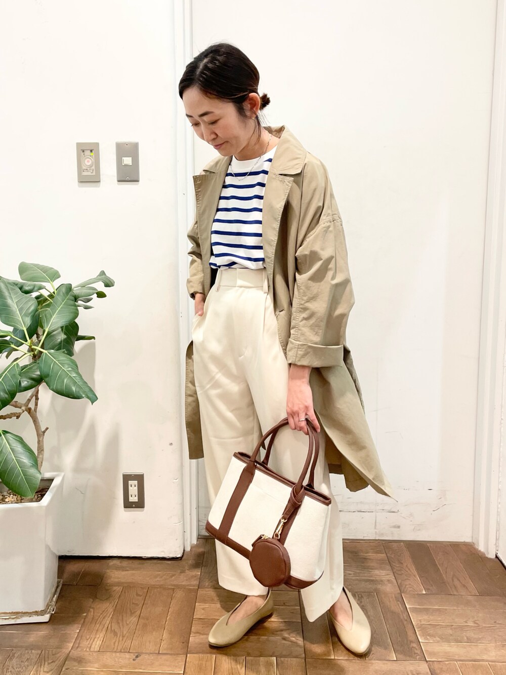 ブルー系のTシャツ/カットソー、ホワイト系のその他パンツ、ベージュ系のパンプスを着用したレディースの冬コーディネートの3枚目の写真