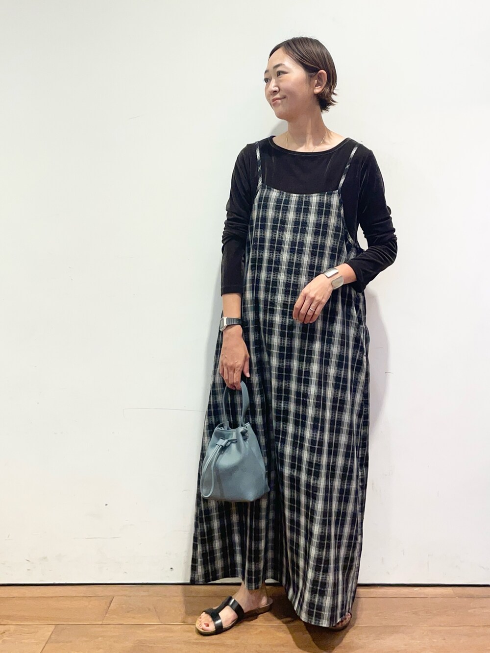 ブラック系のサンダル、ブラック系のワンピースを着用したレディースの夏コーディネートの2枚目の写真