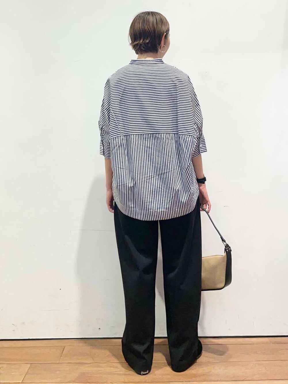 ブラック系のその他パンツ、ブルー系のシャツ/ブラウス、ブラック系のショルダーバッグを着用したレディースの春コーディネートの5枚目の写真