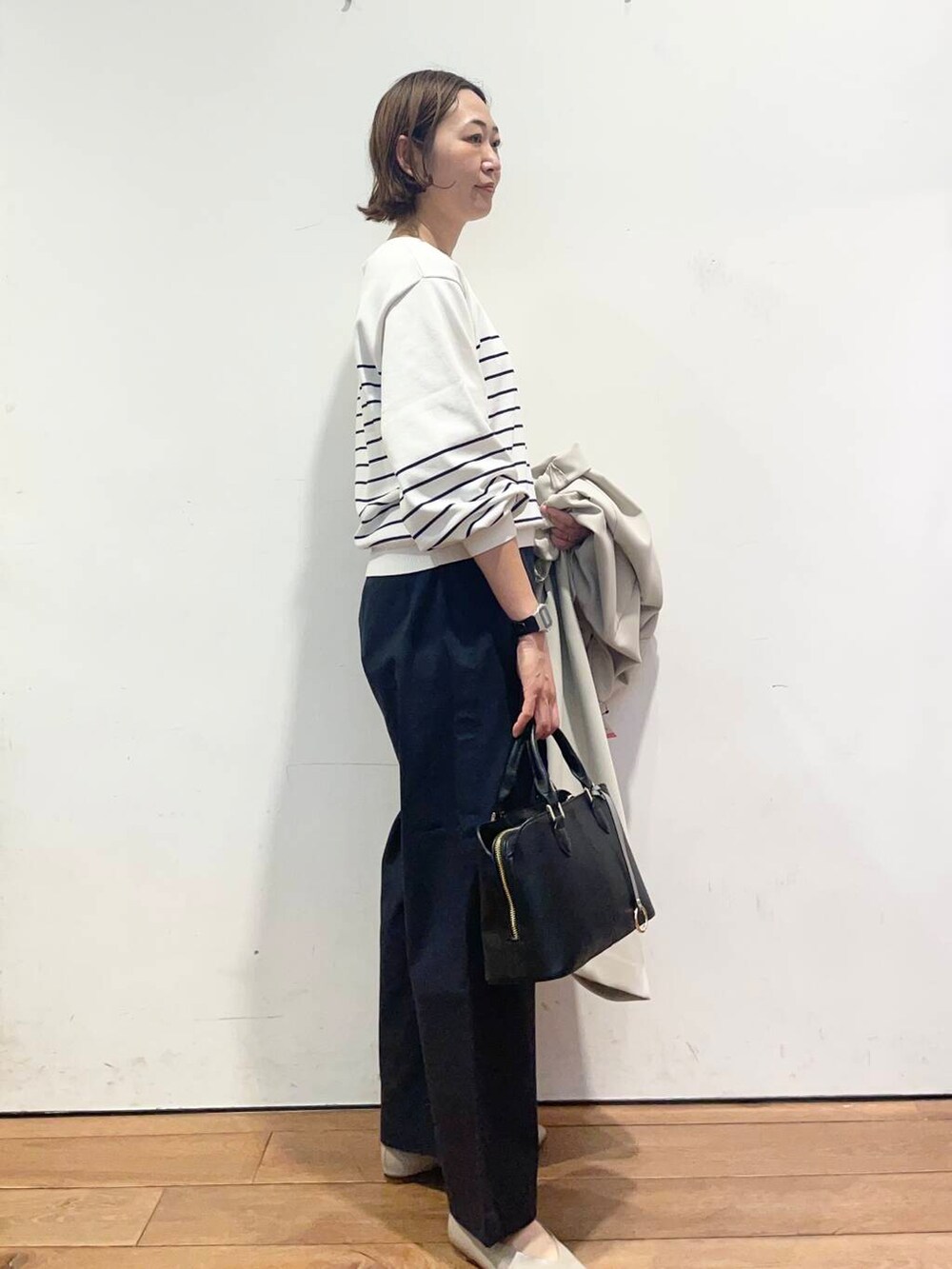 「大人カジュアル、urbanresearchdoors、ママコーデ、アーバンリサーチドアーズ、doors、低身長コーデ、30代、ママファッション、キレイめカジュアル、春のジャケットスタイル」｜「RODE SKOのセンターステッチハンドバッグ（ハンドバッグ、ブラック系）」を使った、urd_nanakoさん（レディース・154cm）の春コーディネートの8枚目の写真