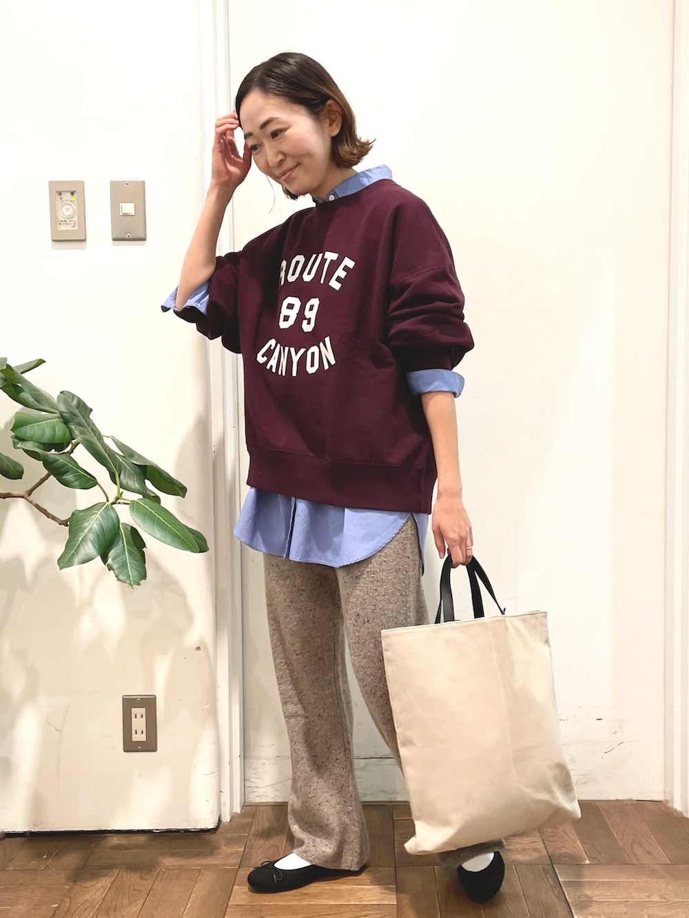 レッド系のスウェット、ブルー系のシャツ/ブラウス、グレー系のその他パンツを着用したレディースの冬コーディネートの2枚目の写真