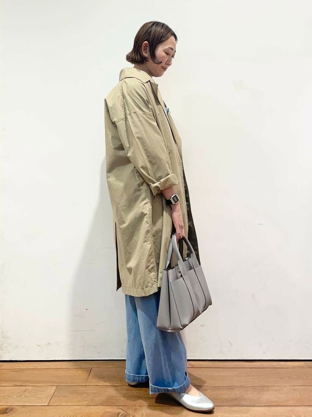 ブラック系のシャツ/ブラウス、グレー系のトートバッグ、ブルー系のサロペット/オーバーオールを着用したレディースの冬コーディネートの7枚目の写真