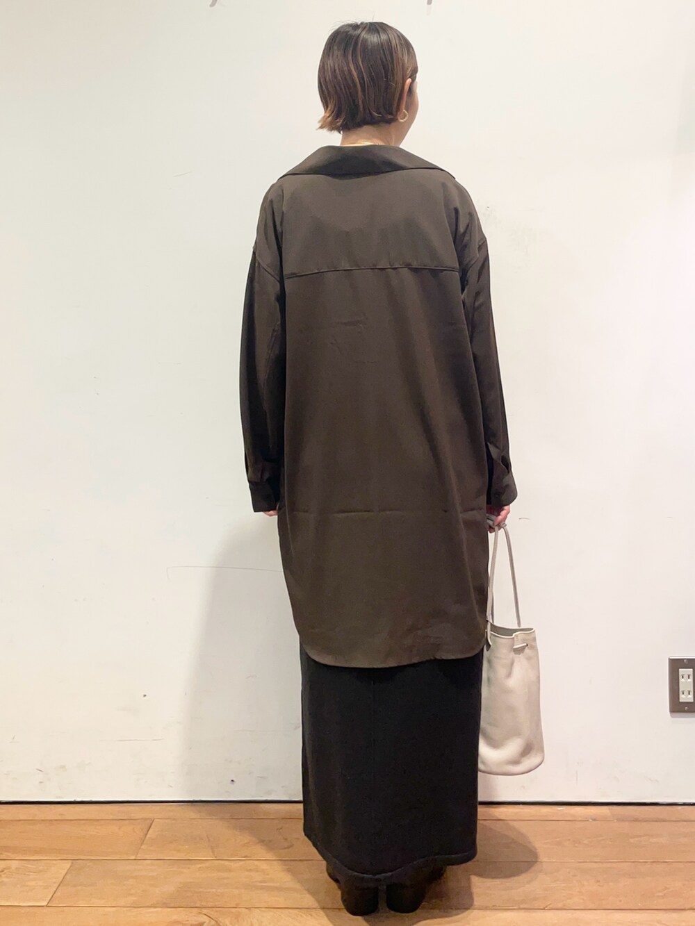 ブラック系のブーツ、ブラウン系のシャツ/ブラウス、グレー系のショルダーバッグを着用したレディースの秋コーディネートの5枚目の写真