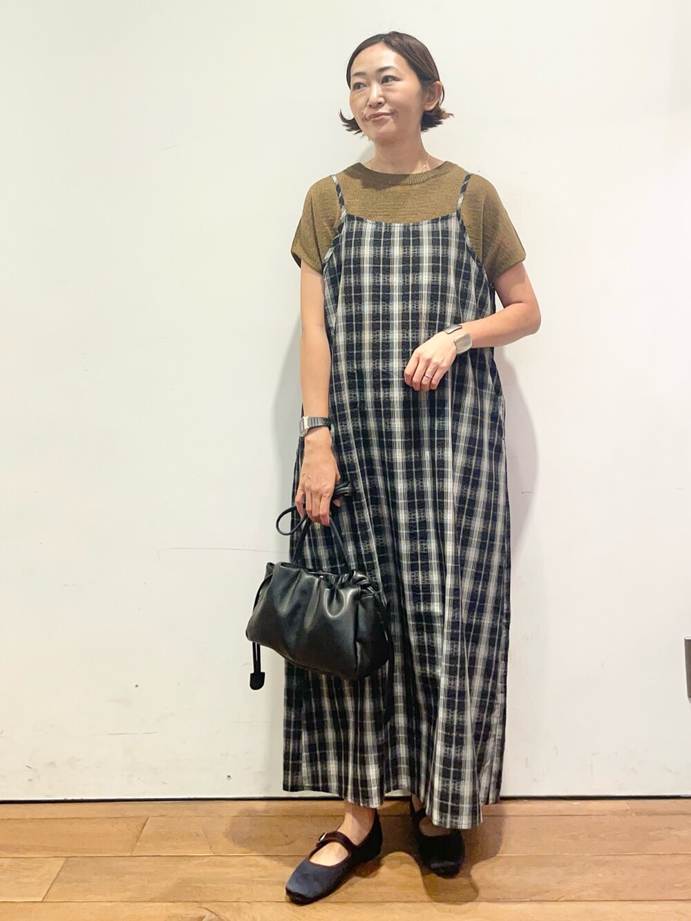 ブルー系のパンプス、ブラック系のショルダーバッグ、ブラック系のワンピースを着用したレディースの秋コーディネートの3枚目の写真