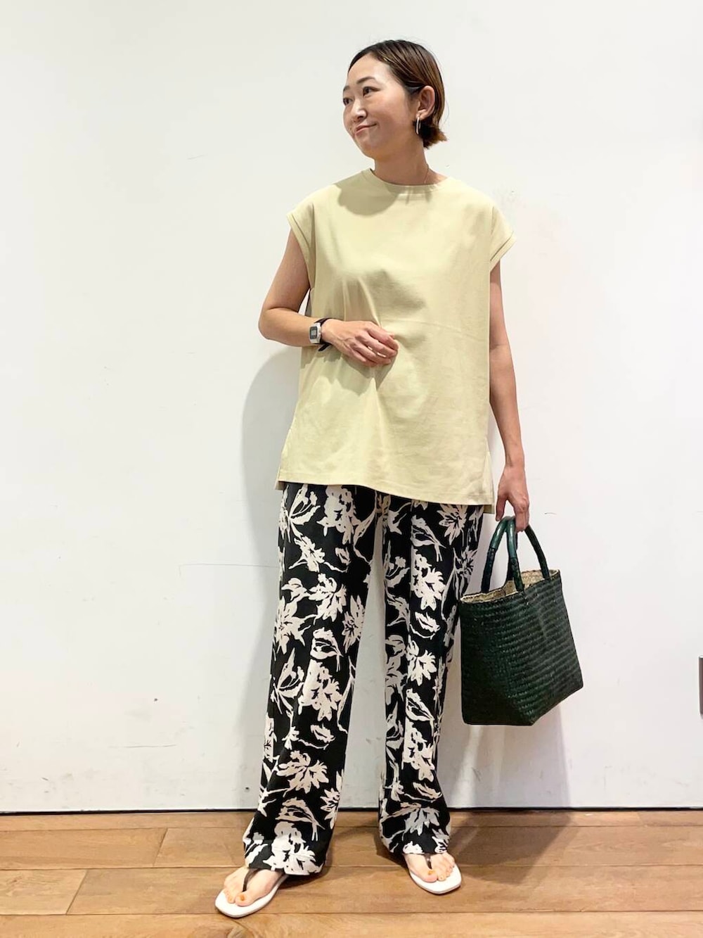 「大人カジュアル、urbanresearchdoors、ママコーデ、アーバンリサーチドアーズ、低身長コーデ、30代、ママファッション、キレイめカジュアル、洒落見えイージーパンツ×サンダル」|「URBAN RESEARCH DOORSのリネンレーヨンフラワープリントパンツ(その他パンツ、ブラック系)」を使った、urd_nanakoさん(レディース・154cm)の夏コーディネートの2枚目の写真