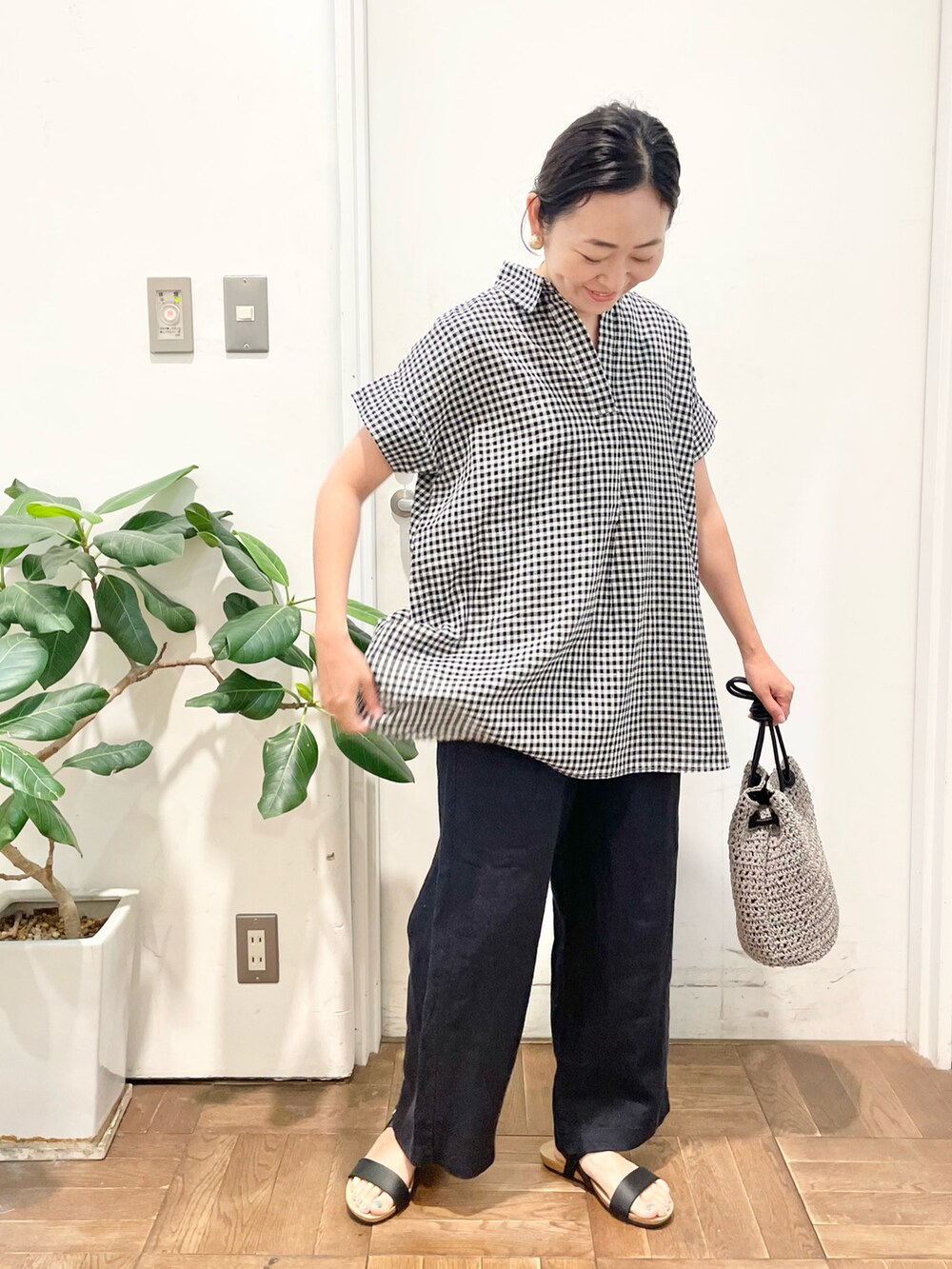 その他のシャツ/ブラウス、ブルー系のその他パンツ、ブラック系のサンダルを着用したレディースの夏コーディネートの2枚目の写真