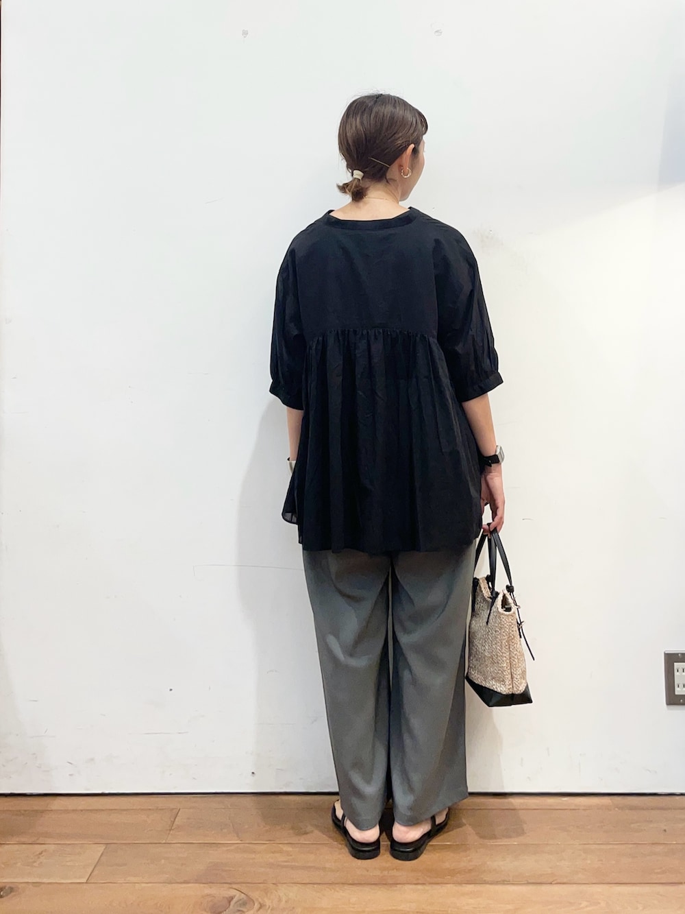 ブラック系のシャツ/ブラウス、ブラック系のサンダル、ブラック系のショルダーバッグを着用したレディースの夏コーディネートの5枚目の写真