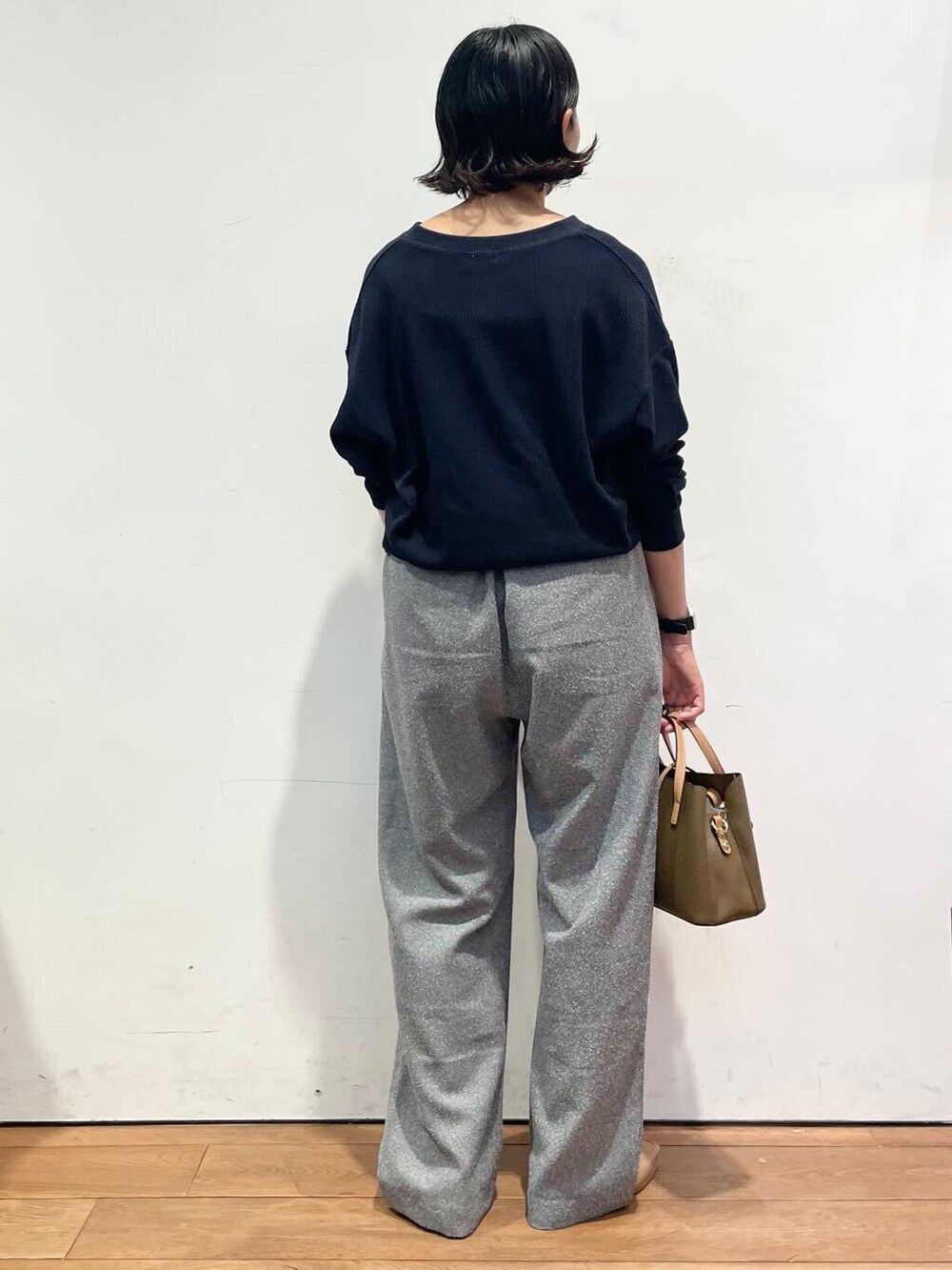 ベージュ系のローファー、グレー系のその他パンツ、ブルー系のカーディガン/ボレロを着用したレディースの秋コーディネートの6枚目の写真