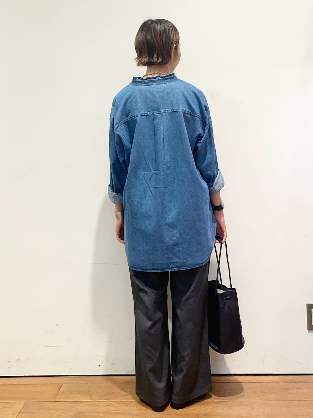 ブルー系のシャツ/ブラウス、ブラウン系のパンプス、グレー系のその他パンツを着用したレディースの秋コーディネートの5枚目の写真