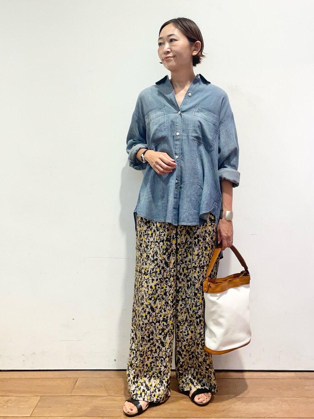 ベージュ系のその他パンツ、ブラック系のサンダル、ブルー系のシャツ/ブラウスを着用したレディースの夏コーディネートの3枚目の写真