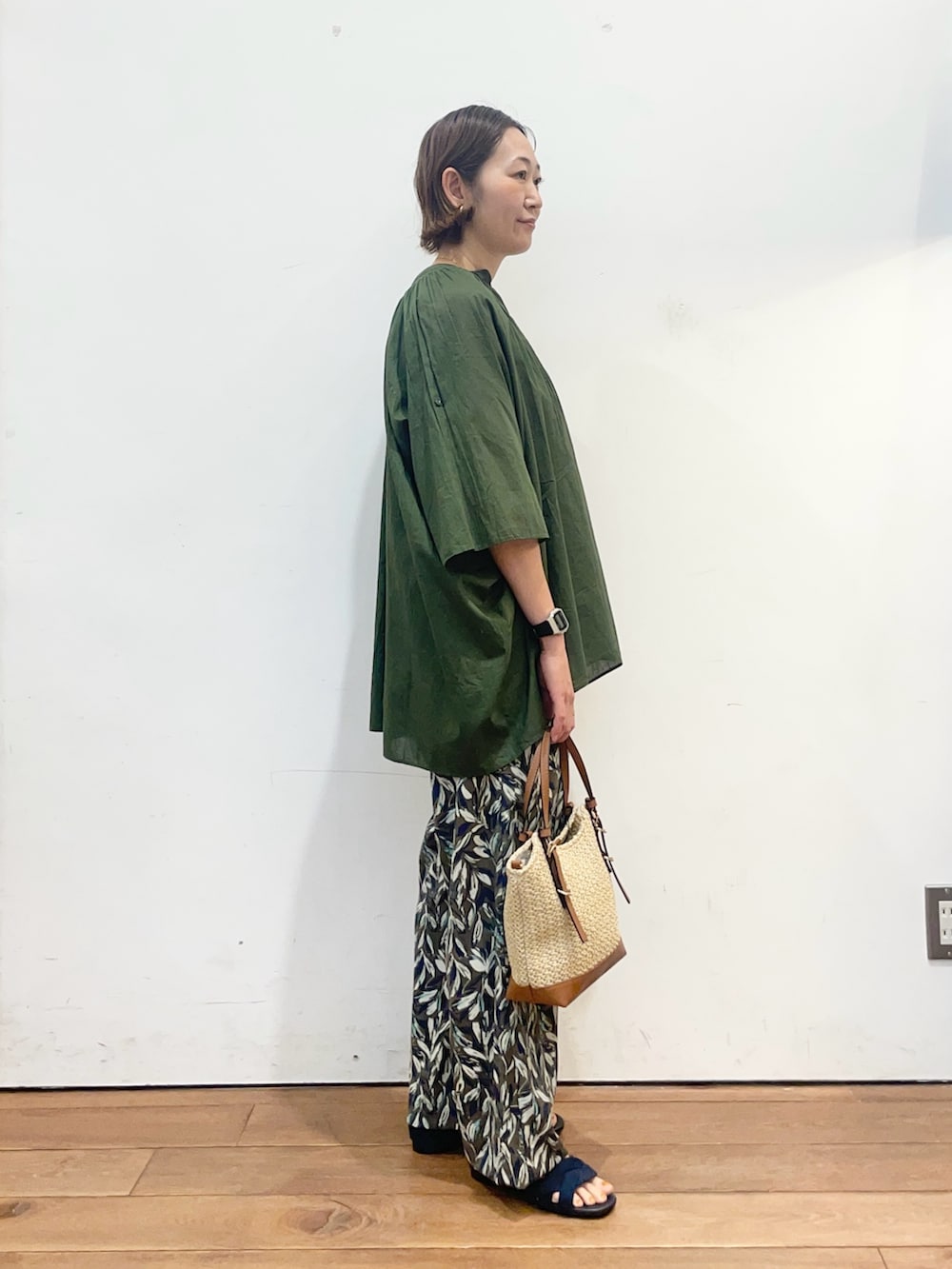 グリーン系のシャツ/ブラウス、グリーン系のその他パンツ、ブルー系のサンダルを着用したレディースの春コーディネートの3枚目の写真