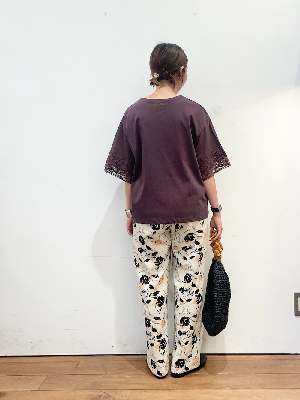 ブラウン系のTシャツ/カットソー、ベージュ系のその他パンツ、オレンジ系のかごバッグを着用したレディースの春コーディネートの4枚目の写真