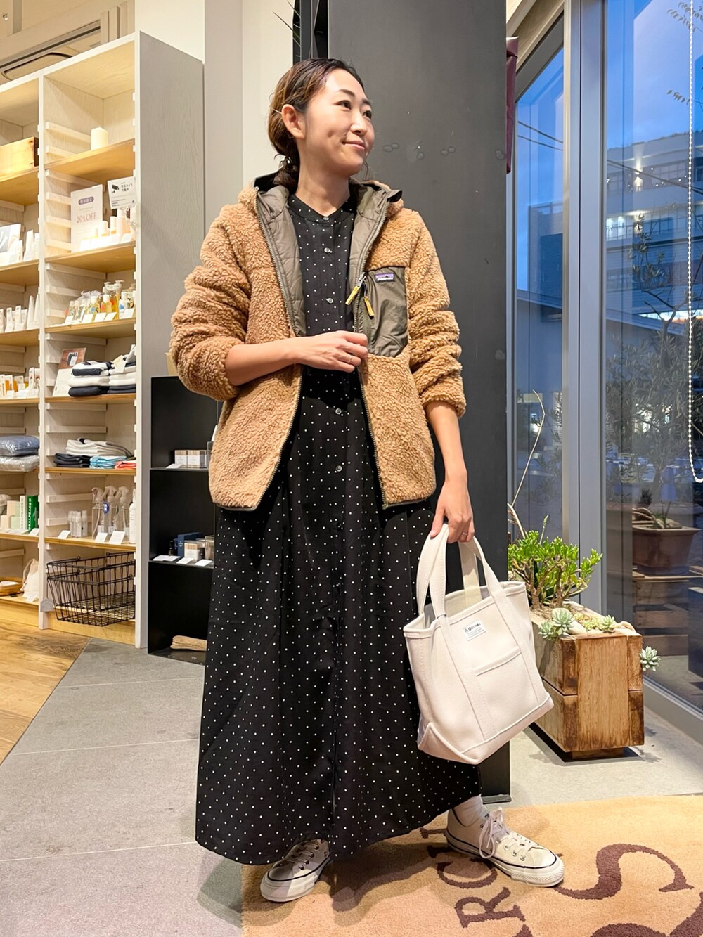 「アーバンリサーチドアーズ、アーバン リサーチ ドアーズ(URBAN RESEARCH DOORS)、URBAN RESEARCH DOORS、URBAN RESEARCH DOORS WOMENS、パタゴニア、patagonia、ママコーデ、ドット、ワンピース、大人カジュアル、おしゃれさんと繋がりたい」｜「patagoniaのpatagonia Boys’ Reversible Ready Freddy Hoody（その他、その他）」を使った、urd_nanakoさん（レディース・154cm）の秋コーディネートの2枚目の写真