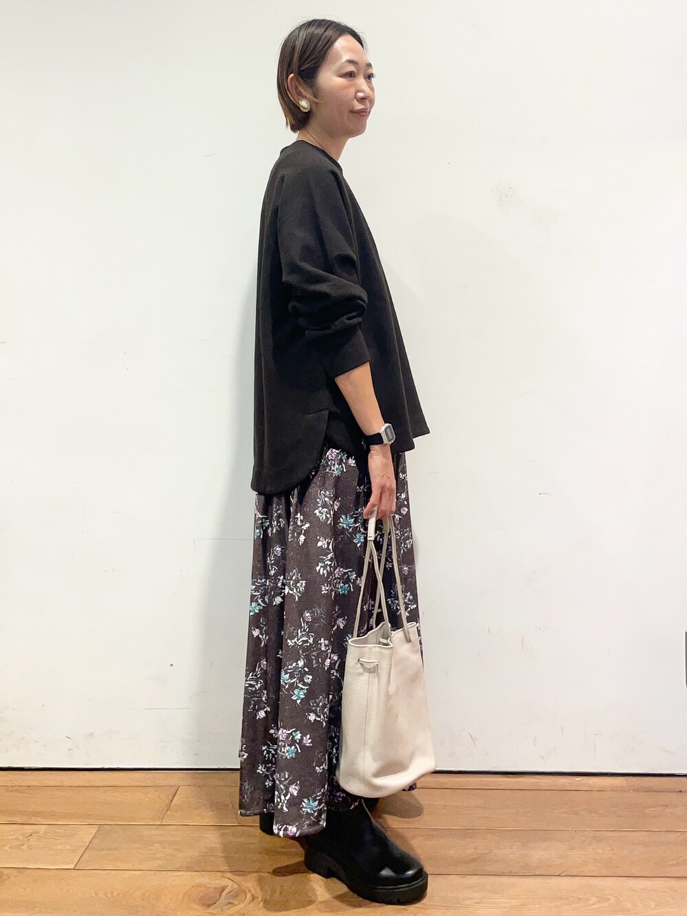 ブラック系のブーツ、グレー系のTシャツ/カットソー、ブラウン系のスカートを着用したレディースの秋コーディネートの4枚目の写真