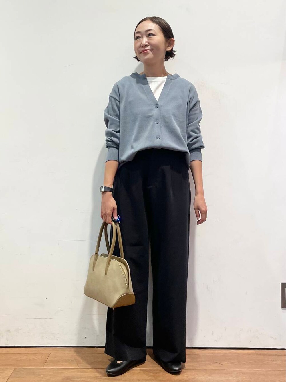 ブラック系のパンプス、ベージュ系のハンドバッグ、ホワイト系のTシャツ/カットソーを着用したレディースの秋コーディネートの4枚目の写真