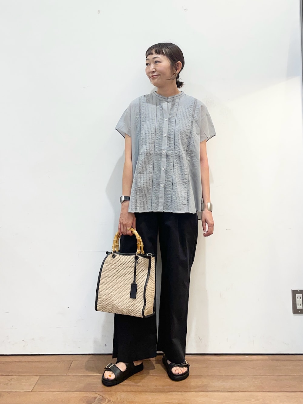 グレー系のシャツ/ブラウス、ブラック系のショルダーバッグ、ブラック系のその他パンツを着用したレディースの夏コーディネートの2枚目の写真