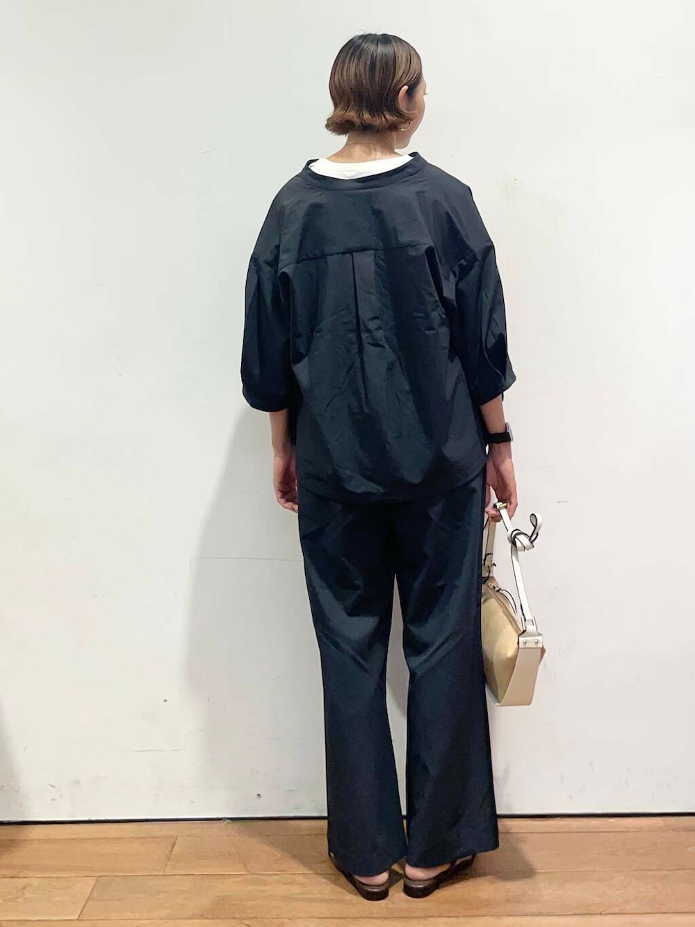 ホワイト系のショルダーバッグ、グレー系のシャツ/ブラウス、グレー系のその他パンツを着用したレディースの夏コーディネートの6枚目の写真