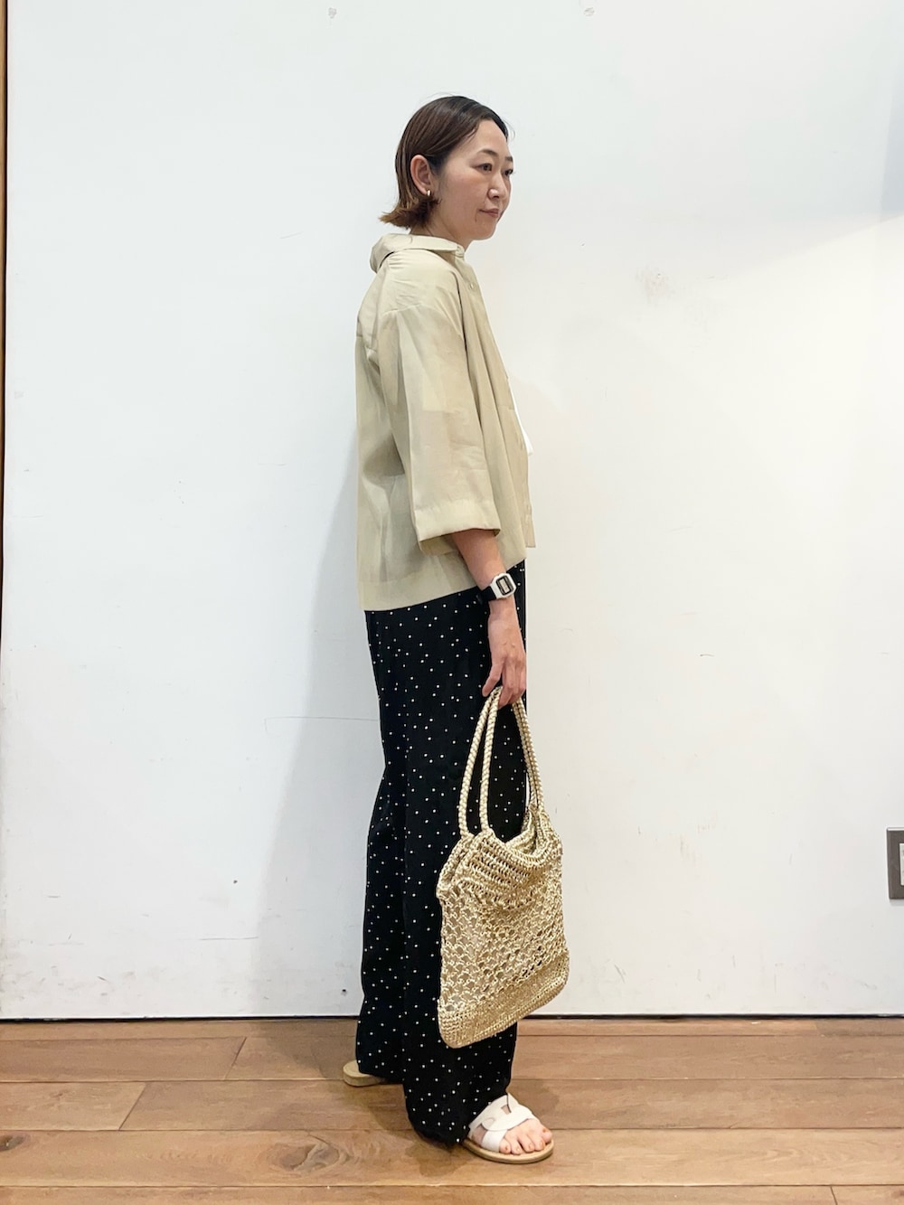 ベージュ系のシャツ/ブラウス、その他のTシャツ/カットソー、ブラック系のその他パンツを着用したレディースの夏コーディネートの4枚目の写真