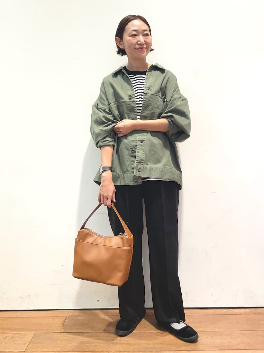 ブラック系のTシャツ/カットソー、グリーン系のカバーオール、ブラック系のその他パンツを着用したレディースの秋コーディネートの2枚目の写真