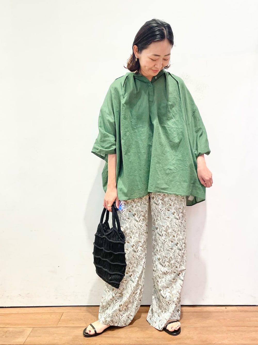 グリーン系のシャツ/ブラウス、ホワイト系のその他パンツ、ブラック系のサンダルを着用したレディースの夏コーディネートの3枚目の写真