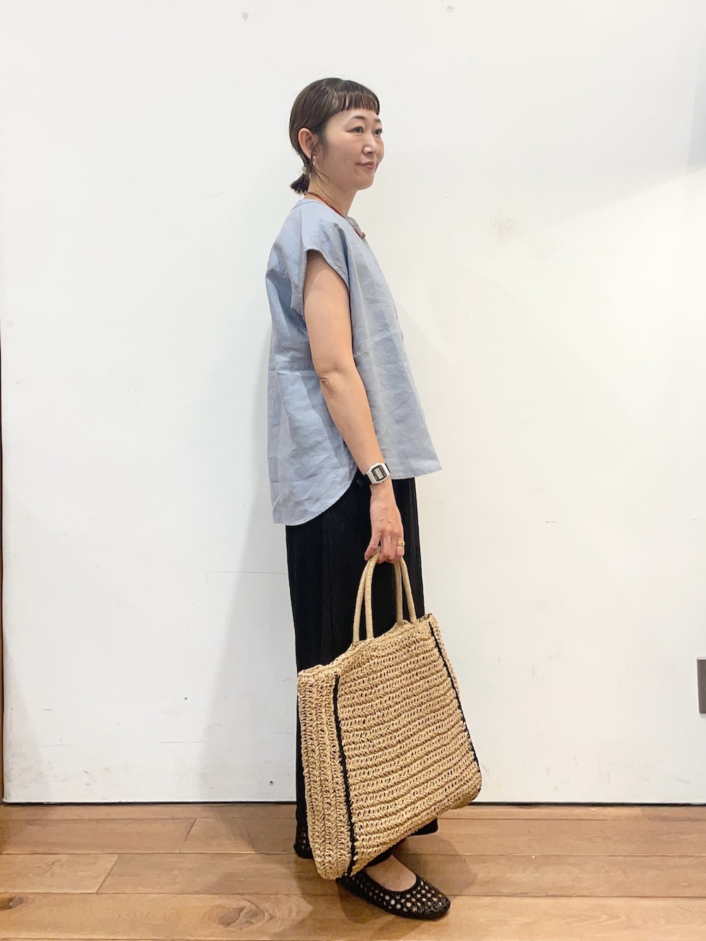 ブルー系のシャツ/ブラウス、ベージュ系のトートバッグ、ブラック系のサンダルを着用したレディースの夏コーディネートの3枚目の写真