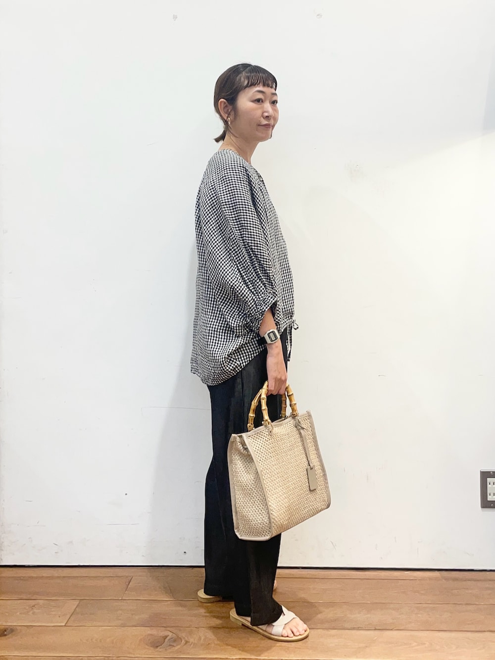 その他のシャツ/ブラウス、ブラック系のデニムパンツ、ベージュ系のショルダーバッグを着用したレディースの夏コーディネートの4枚目の写真