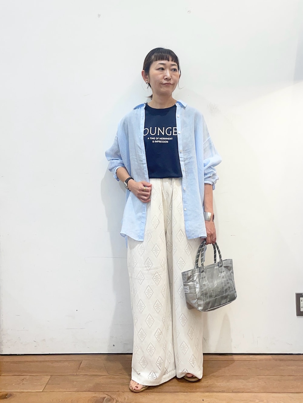 ブルー系のTシャツ/カットソー、ブルー系のシャツ/ブラウス、シルバー系のショルダーバッグを着用したレディースの夏コーディネートの2枚目の写真