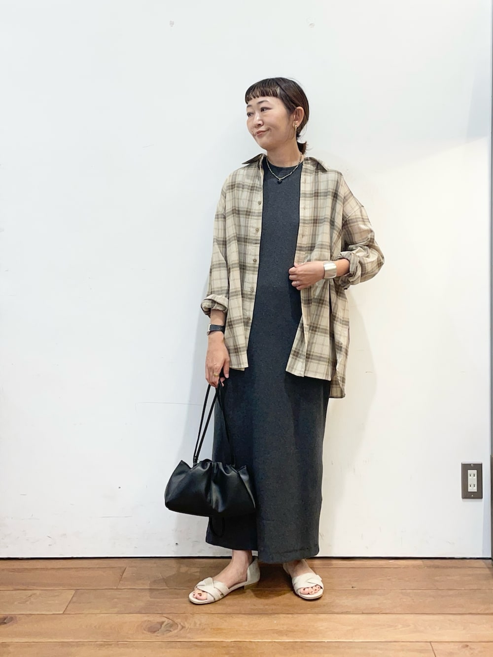 グレー系のワンピース、ベージュ系のシャツ/ブラウス、ブラック系のショルダーバッグを着用したレディースの夏コーディネートの5枚目の写真