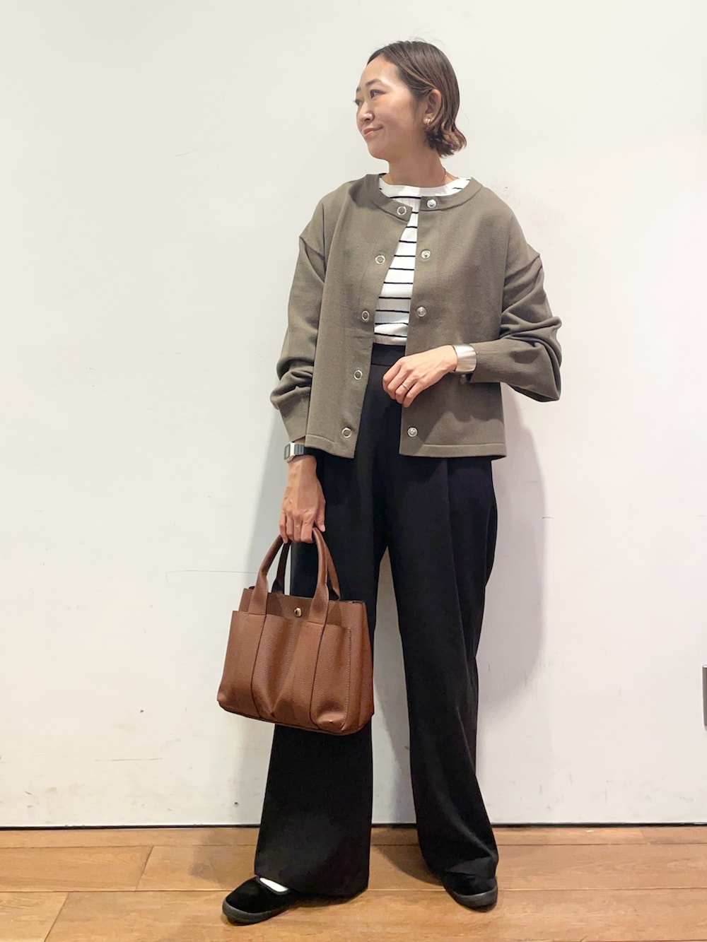 ブラウン系のカーディガン/ボレロ、ブラウン系のトートバッグ、ブラック系のその他パンツを着用したレディースの秋コーディネートの3枚目の写真
