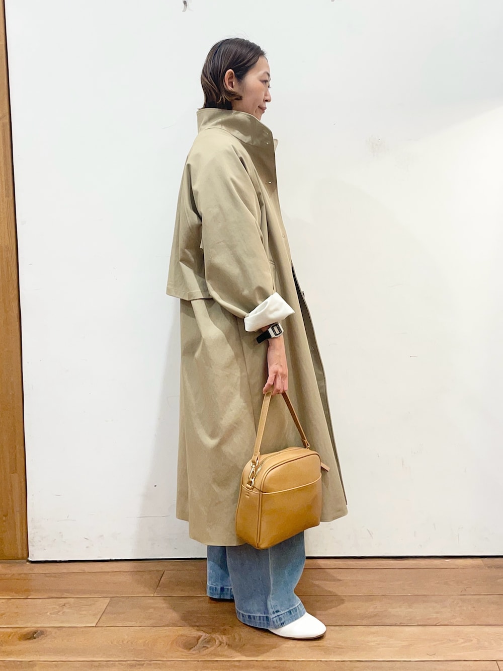 ベージュ系のその他アウター、ブルー系のニット/セーター、ブルー系のデニムパンツを着用したレディースの冬コーディネートの3枚目の写真