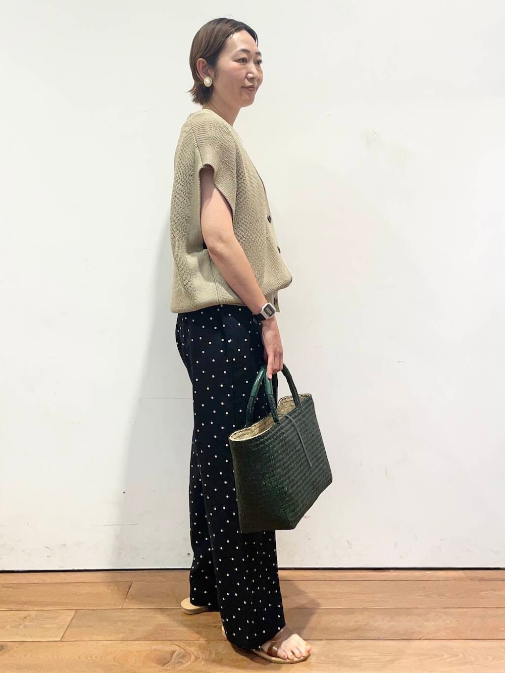 「大人カジュアル、urbanresearchdoors、ママコーデ、アーバンリサーチドアーズ、低身長コーデ、30代、ママファッション、キレイめカジュアル、最旬サンダルスタイル」|「URBAN RESEARCH DOORSのリネンライクVネックベスト(ベスト、ベージュ系)」を使った、urd_nanakoさん(レディース・154cm)の夏コーディネートの4枚目の写真