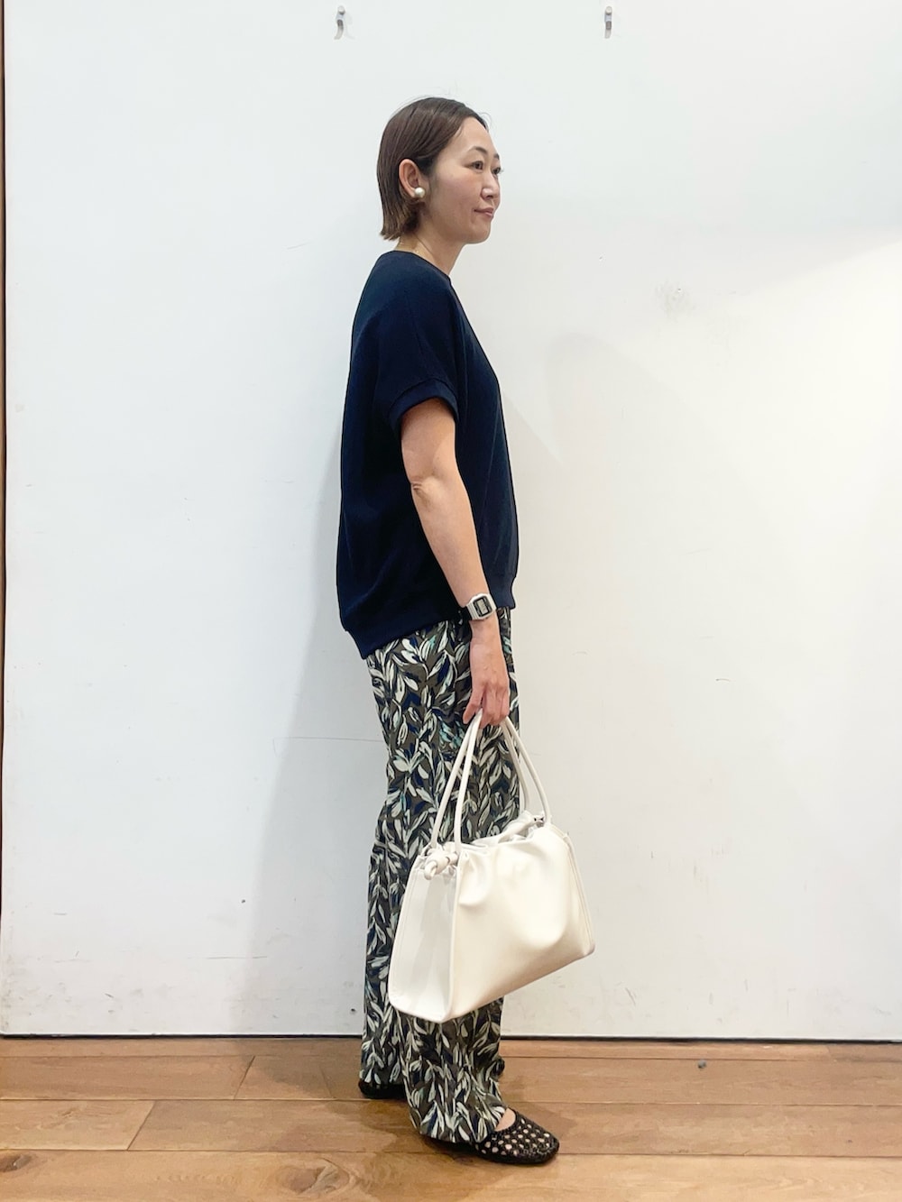 ブルー系のTシャツ/カットソー、グリーン系のその他パンツ、ホワイト系のトートバッグを着用したレディースの春コーディネートの3枚目の写真
