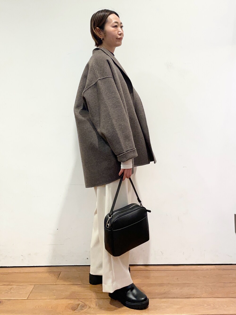 ブルー系のニット/セーター、その他のその他アウター、ブラック系のブーツを着用したレディースの秋コーディネートの4枚目の写真