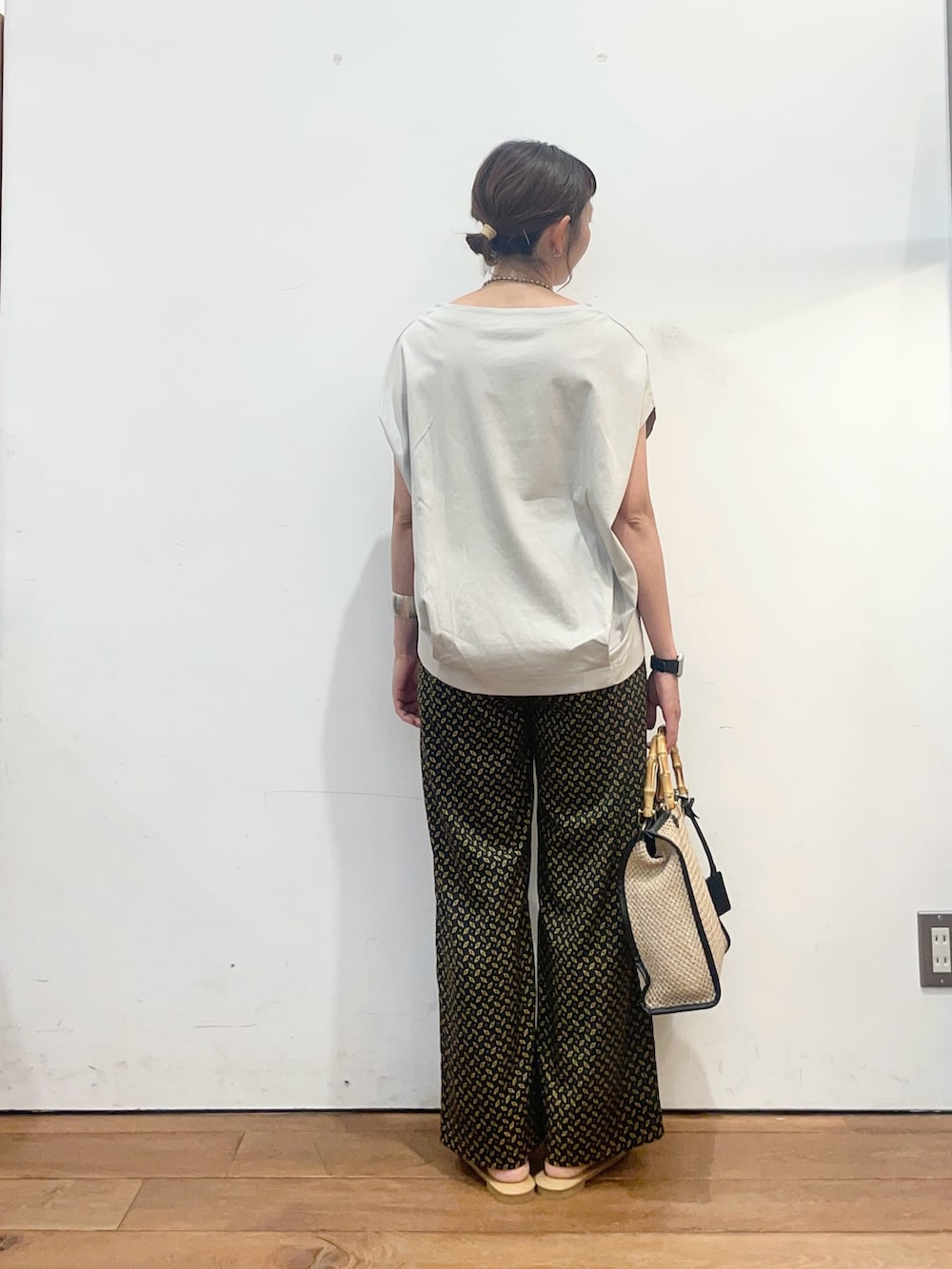 グレー系のTシャツ/カットソー、ブラック系のその他パンツ、ブラック系のショルダーバッグを着用したレディースの夏コーディネートの4枚目の写真