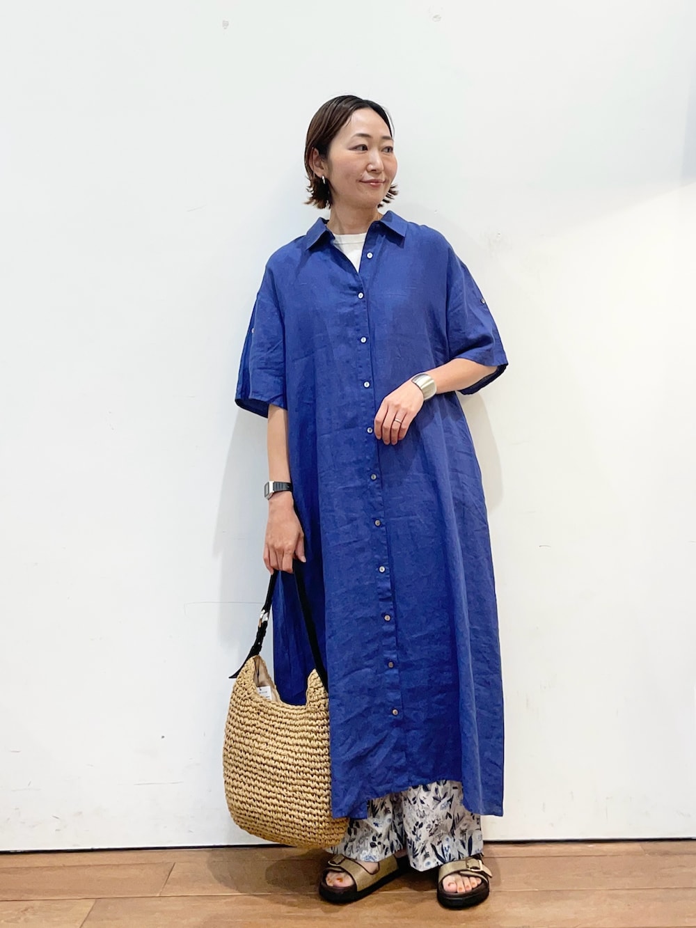 ブルー系のワンピース、グレー系のその他パンツ、ベージュ系のサンダルを着用したレディースの春コーディネートの2枚目の写真