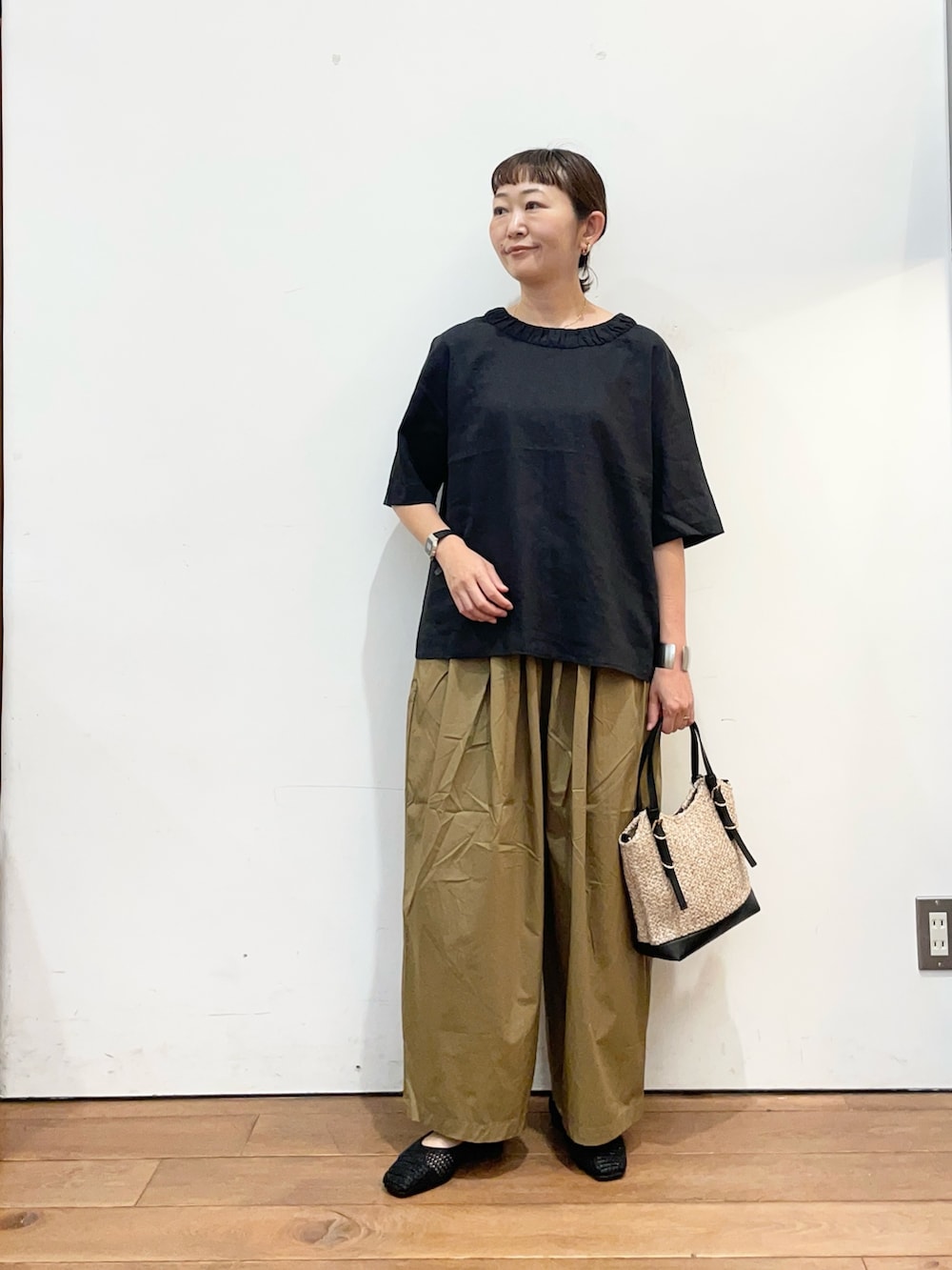 ブラック系のシャツ/ブラウス、ベージュ系のその他パンツ、ブラック系のショルダーバッグを着用したレディースの夏コーディネートの2枚目の写真