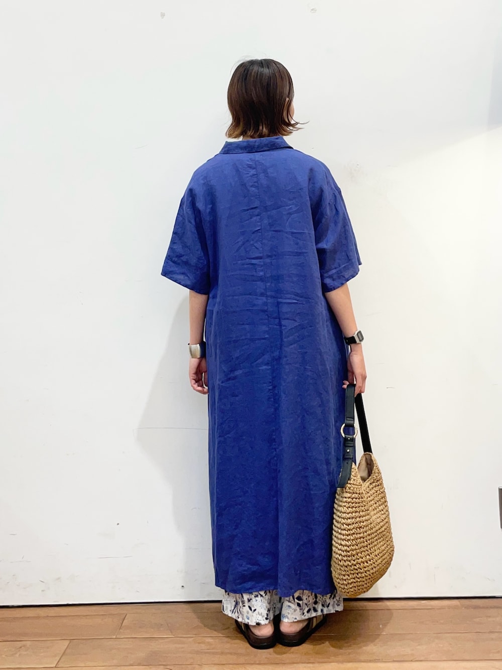 ブルー系のワンピース、グレー系のその他パンツ、ベージュ系のサンダルを着用したレディースの春コーディネートの4枚目の写真