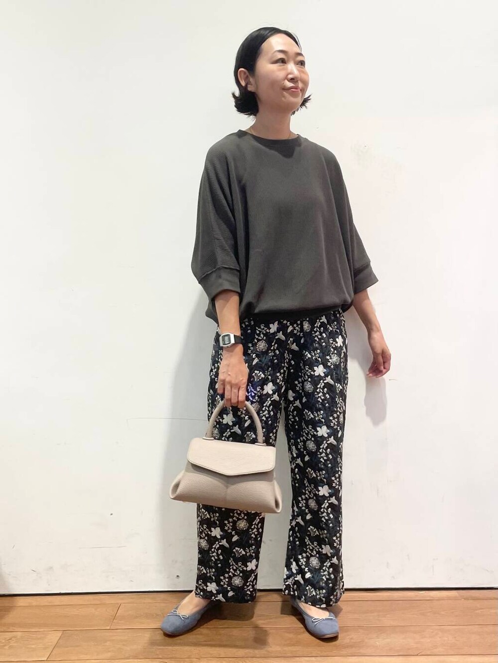 グレー系のTシャツ/カットソー、ブルー系のバレエシューズ、ブルー系のその他パンツを着用したレディースの夏コーディネートの4枚目の写真