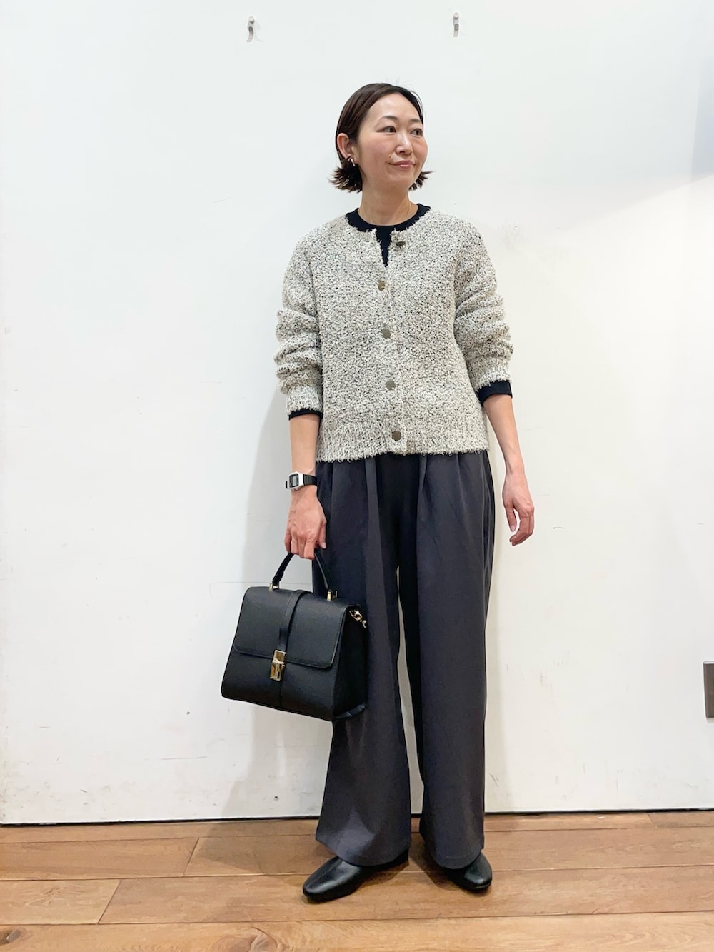 ホワイト系のカーディガン/ボレロ、ブラック系のTシャツ/カットソー、グレー系のその他パンツを着用したレディースの冬コーディネートの2枚目の写真