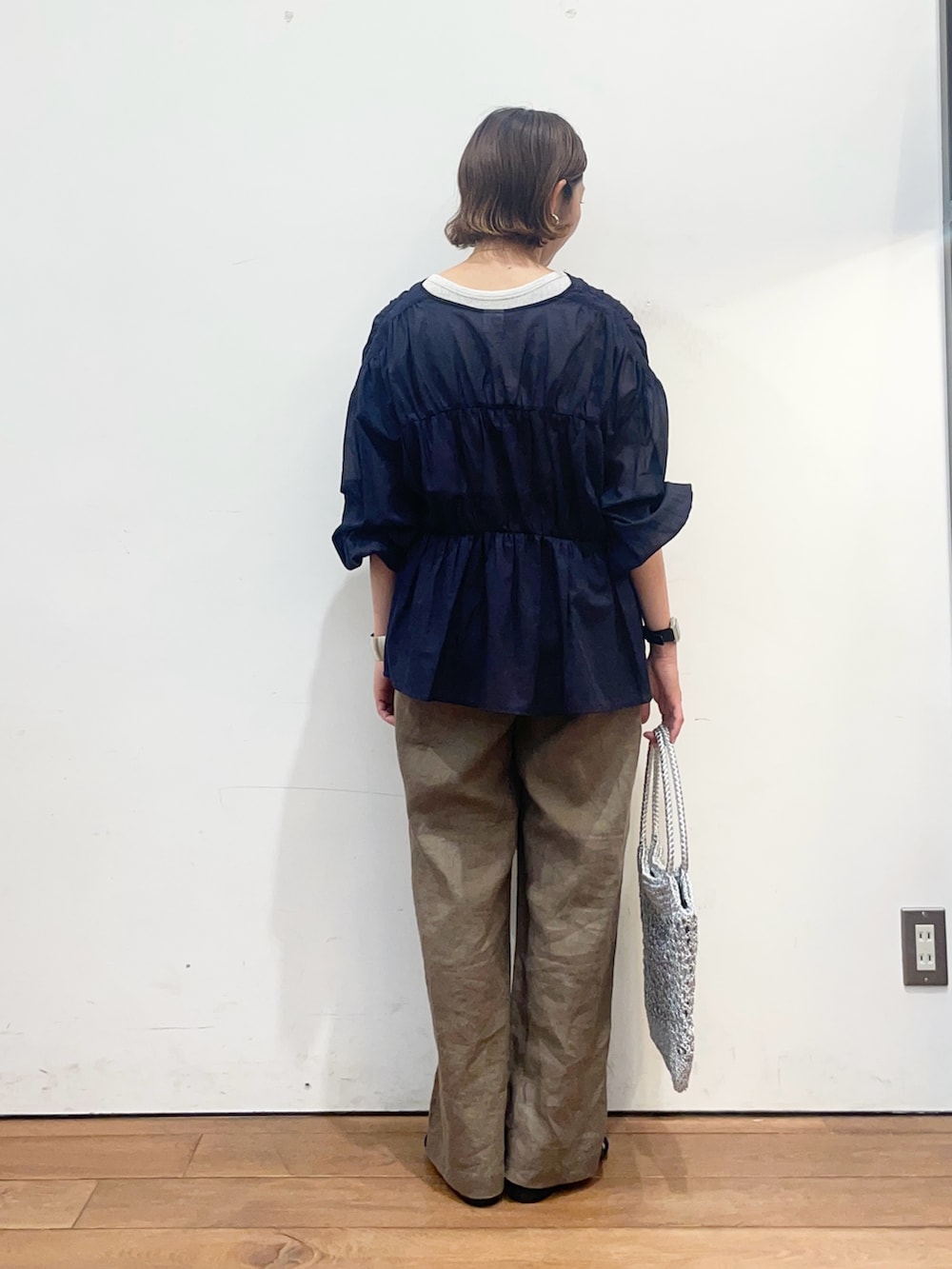 ブルー系のシャツ/ブラウス、ブルー系のサンダル、ブラウン系のその他パンツを着用したレディースの春コーディネートの4枚目の写真