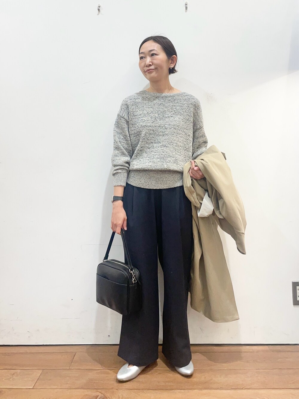 ベージュ系のその他アウター、ブラック系のニット/セーター、シルバー系のパンプスを着用したレディースの春コーディネートの5枚目の写真