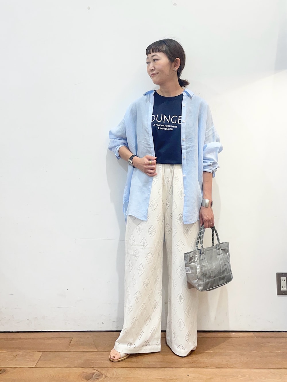 ブルー系のTシャツ/カットソー、ブルー系のシャツ/ブラウス、シルバー系のショルダーバッグを着用したレディースの夏コーディネートの3枚目の写真