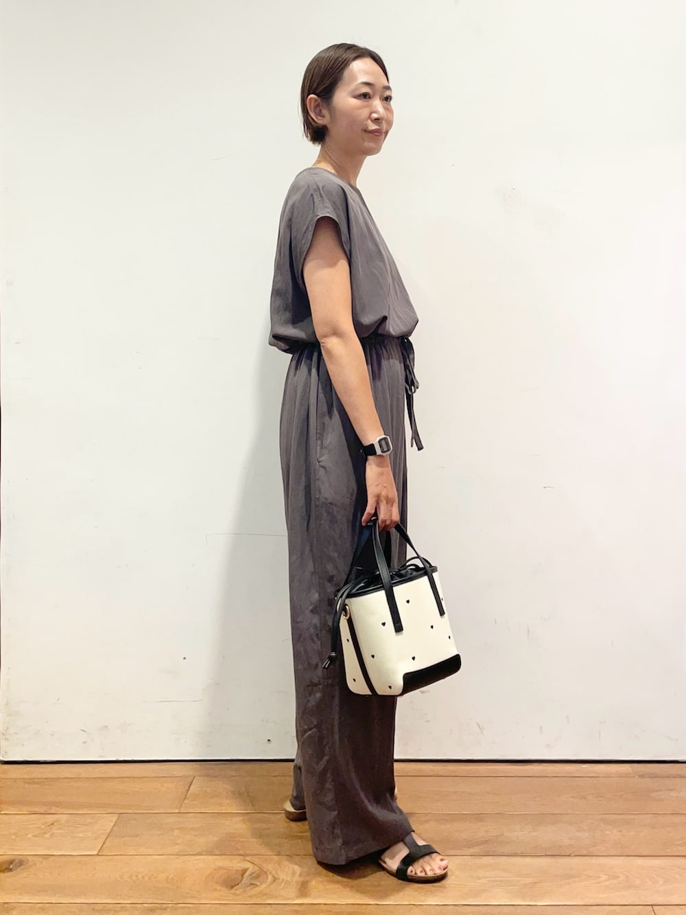 「シンプルスタイル、アーバンリサーチドアーズ、アーバンリサーチドアーズウィメンズ、URBAN RESEARCH DOORS、URBAN RESEARCH DOORS WOMENS、ママコーデ、きれいめカジュアル、オールインワン、秋コーデ、st2508」｜「PLAKTONの『別注』PLAKTON×DOORS　フラットサンダル（サンダル、ブラック系）」を使った、ちばななこさん（レディース・154cm）の夏コーディネートの4枚目の写真