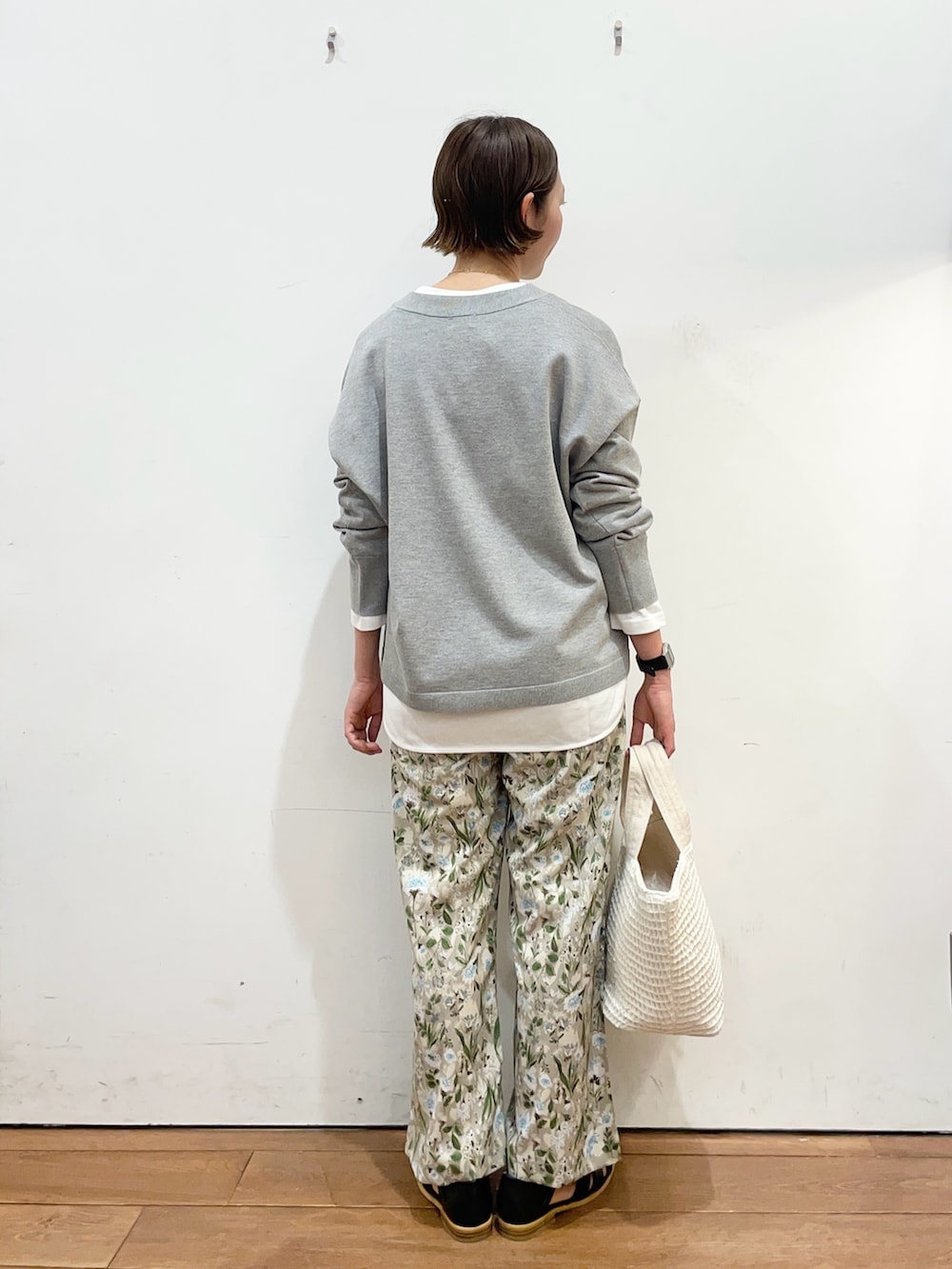 グレー系のカーディガン/ボレロ、ホワイト系のTシャツ/カットソー、ベージュ系のその他パンツを着用したレディースの春コーディネートの4枚目の写真